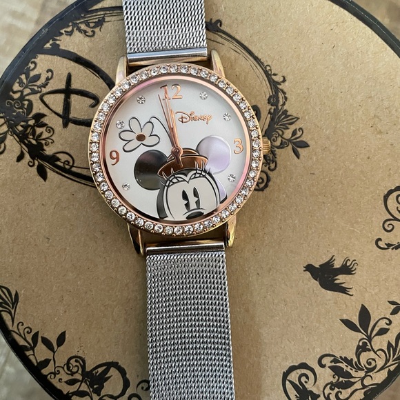 Women’s Minnie Mouse watch - Picture 2 of 4